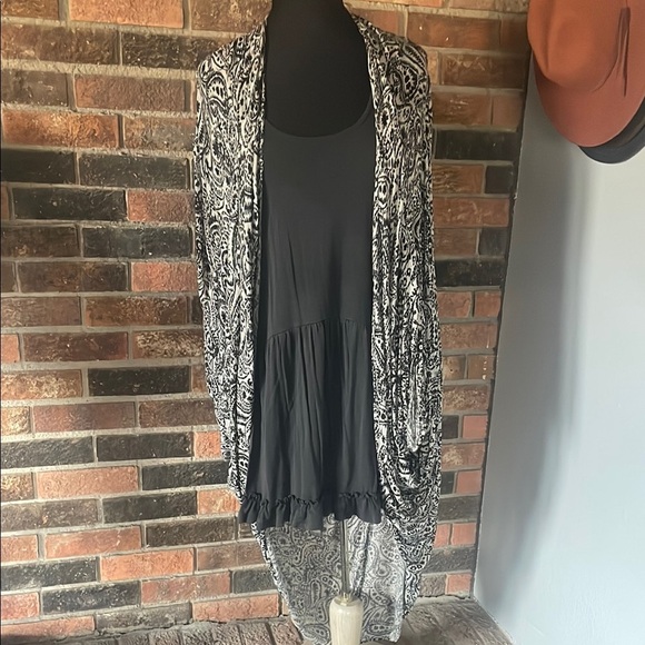 Black and White Paisley Women's Shawl - Picture 1 of 5